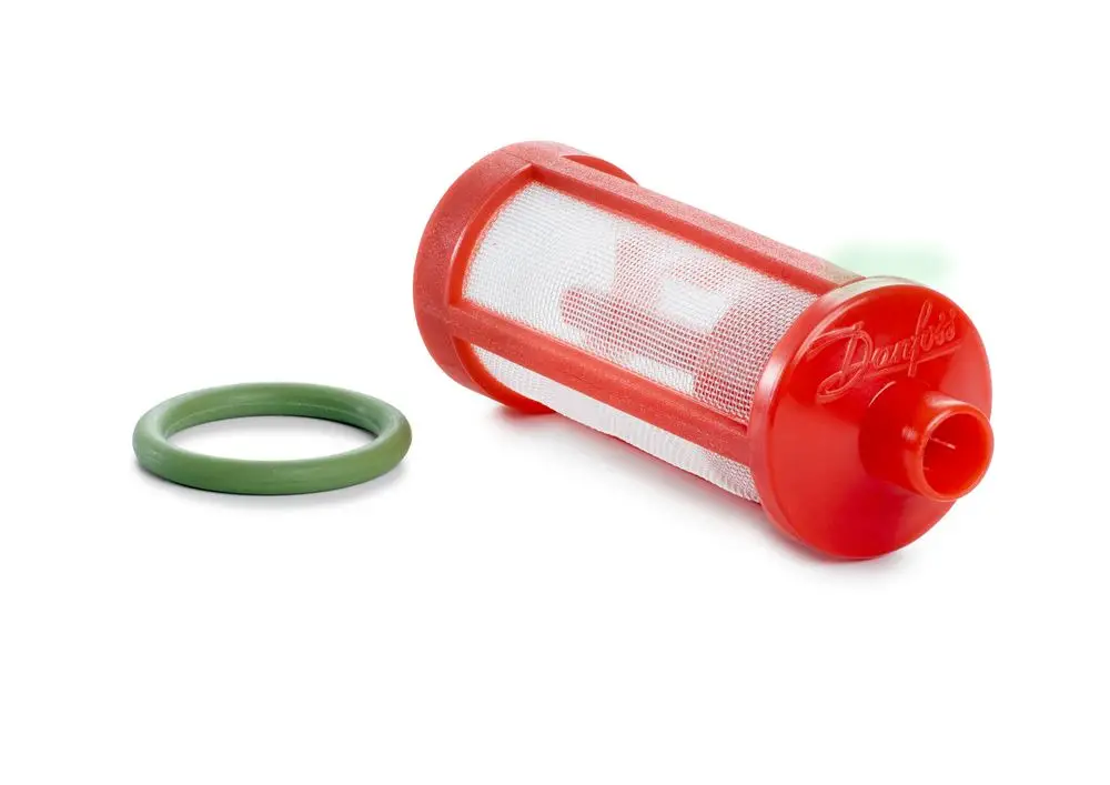 Filterpatrone mit rotem Kunststoffgehäuse und Maschensieb, begleitet von grünem O-Ring. Erzeugt von Danfoss für die Verwendung in verschiedenen Anwendungen.